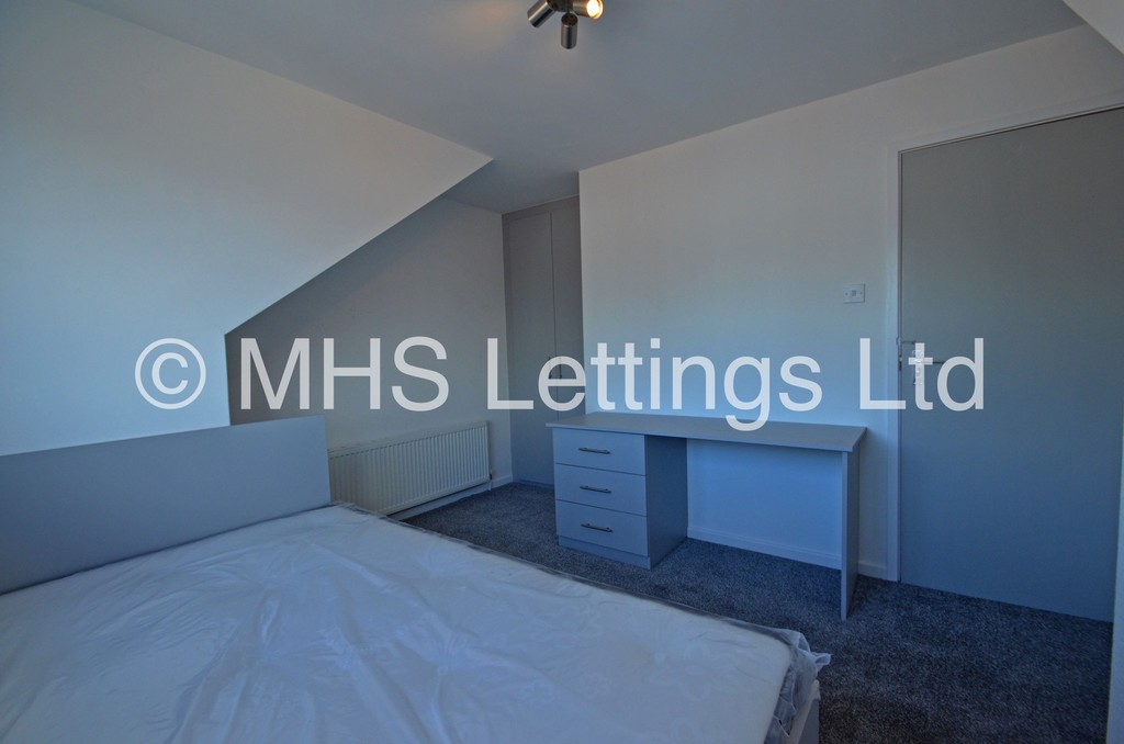 Photo of 4 Bedroom Mid Terraced House in 18 Hessle Terrace, Leeds, LS6 1EQ