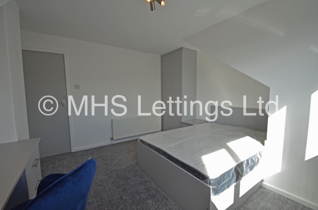 Photo of 4 Bedroom Mid Terraced House in 18 Hessle Terrace, Leeds, LS6 1EQ