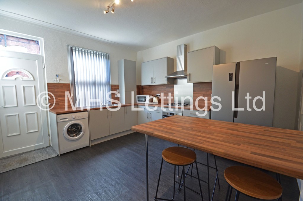 Photo of 4 Bedroom Mid Terraced House in 18 Hessle Terrace, Leeds, LS6 1EQ