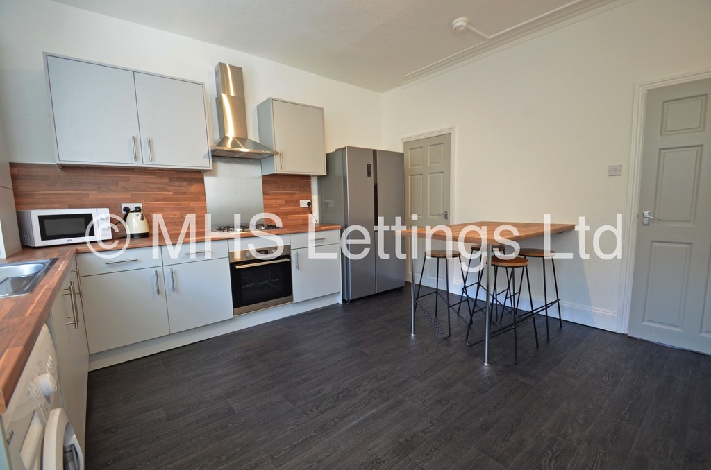 Photo of 4 Bedroom Mid Terraced House in 18 Hessle Terrace, Leeds, LS6 1EQ