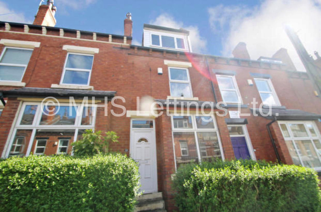 Photo of 4 Bedroom Mid Terraced House in 18 Hessle Terrace, Leeds, LS6 1EQ