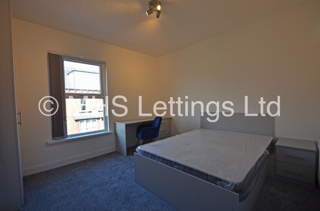 Photo of 4 Bedroom Mid Terraced House in 18 Hessle Terrace, Leeds, LS6 1EQ