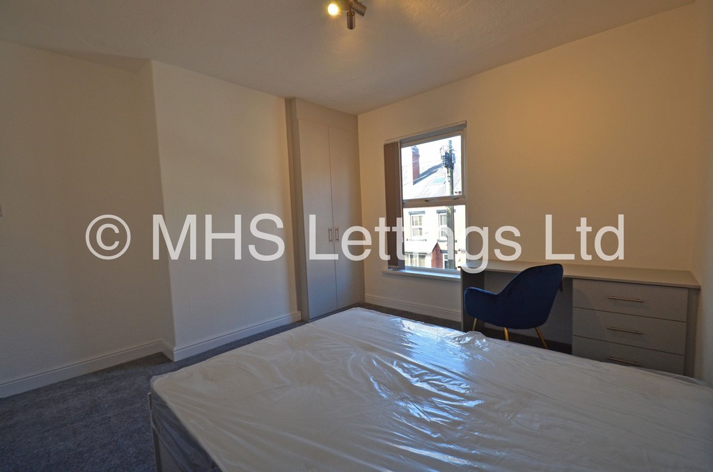 Photo of 4 Bedroom Mid Terraced House in 18 Hessle Terrace, Leeds, LS6 1EQ