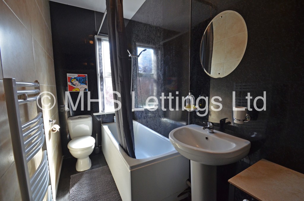 Photo of 4 Bedroom Mid Terraced House in 18 Hessle Terrace, Leeds, LS6 1EQ