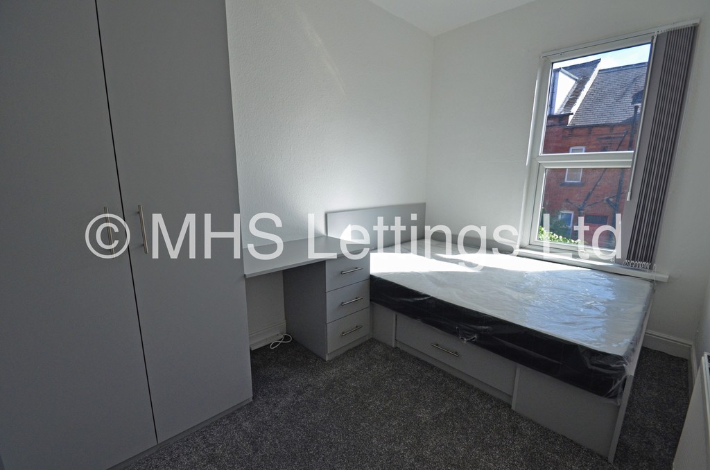 Photo of 4 Bedroom Mid Terraced House in 18 Hessle Terrace, Leeds, LS6 1EQ