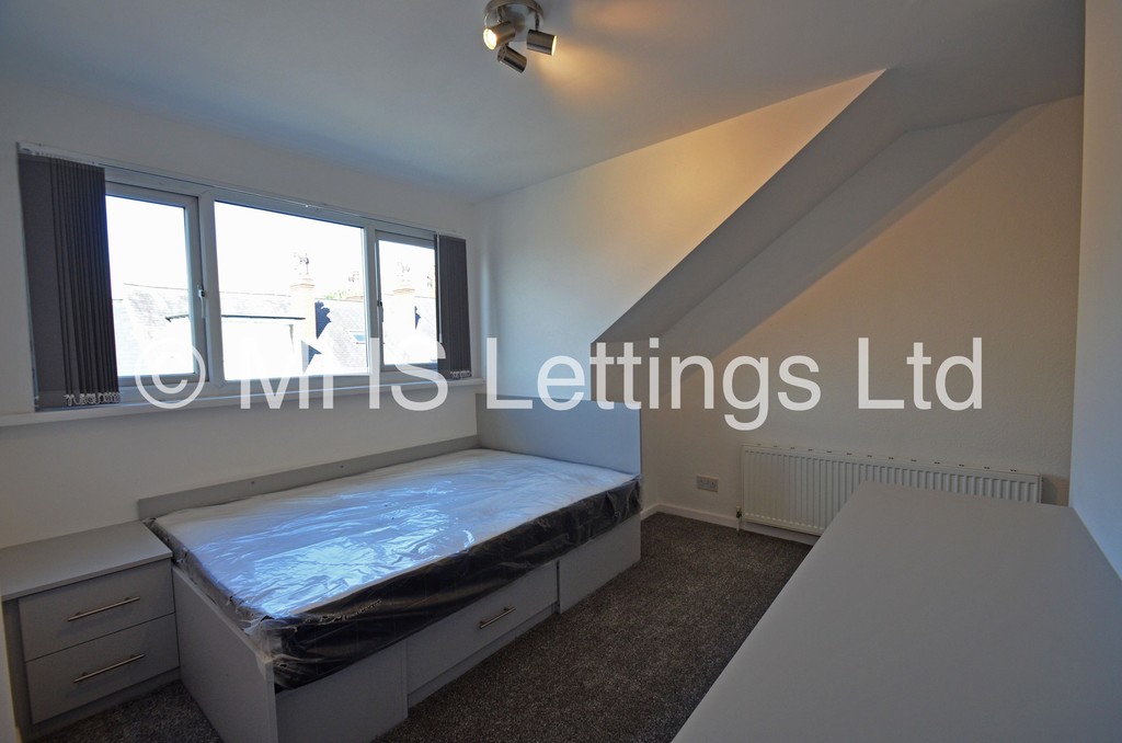 Photo of 4 Bedroom Mid Terraced House in 18 Hessle Terrace, Leeds, LS6 1EQ