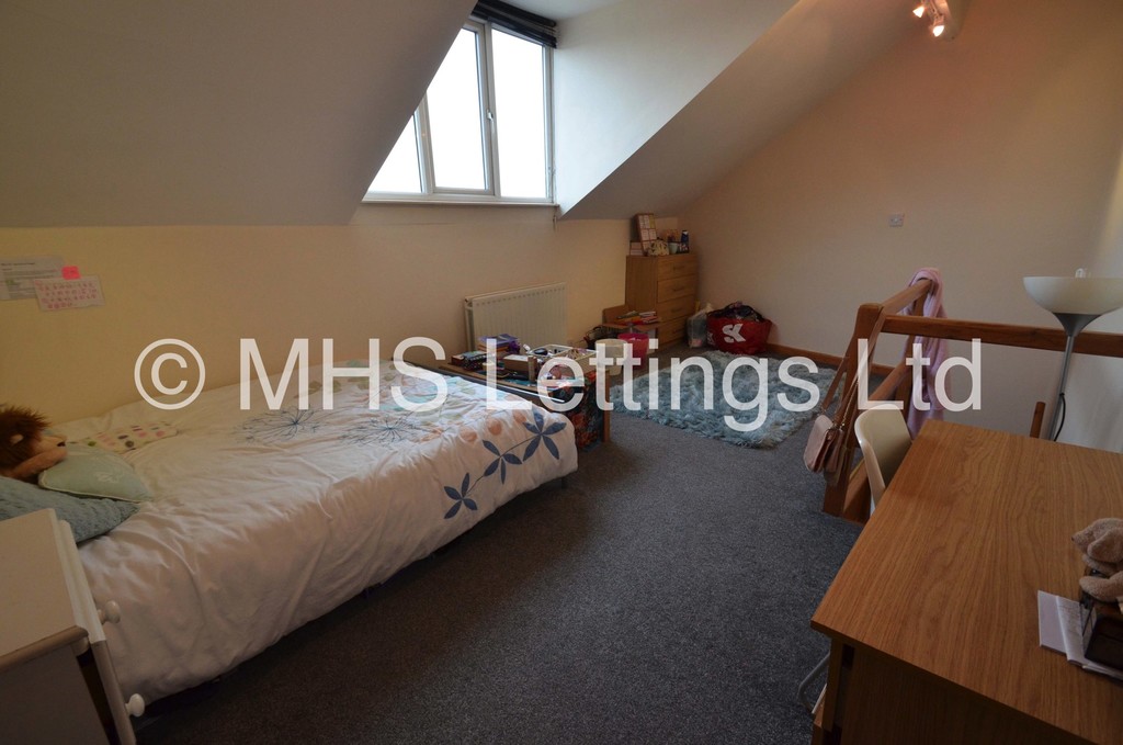 Photo of 3 Bedroom Mid Terraced House in 36 Beechwood Mount, Leeds, LS4 2NQ