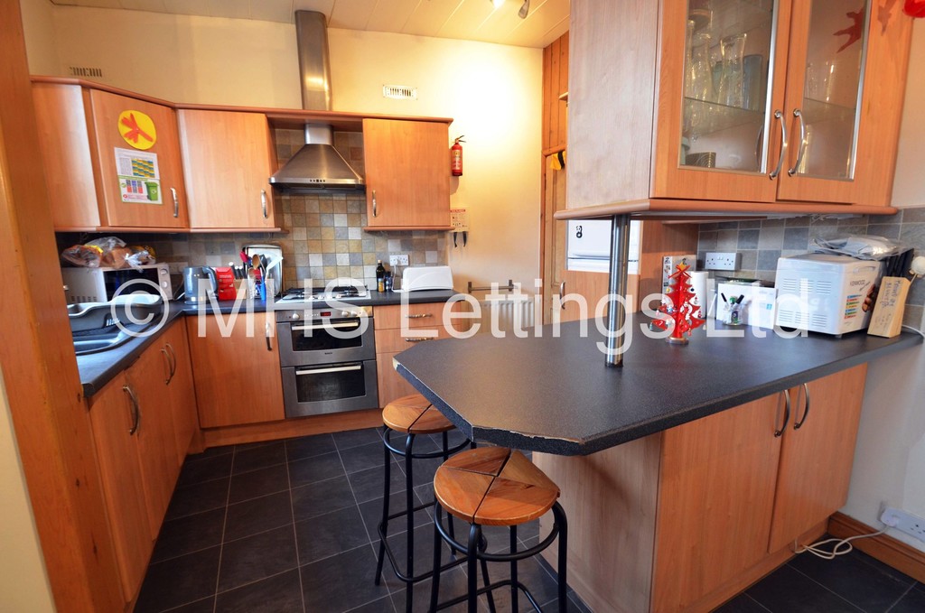 Photo of 3 Bedroom Mid Terraced House in 36 Beechwood Mount, Leeds, LS4 2NQ