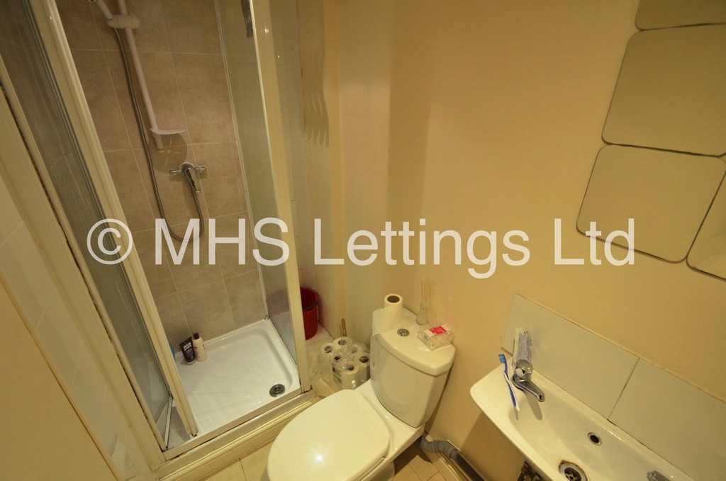 Photo of 3 Bedroom Mid Terraced House in 36 Beechwood Mount, Leeds, LS4 2NQ