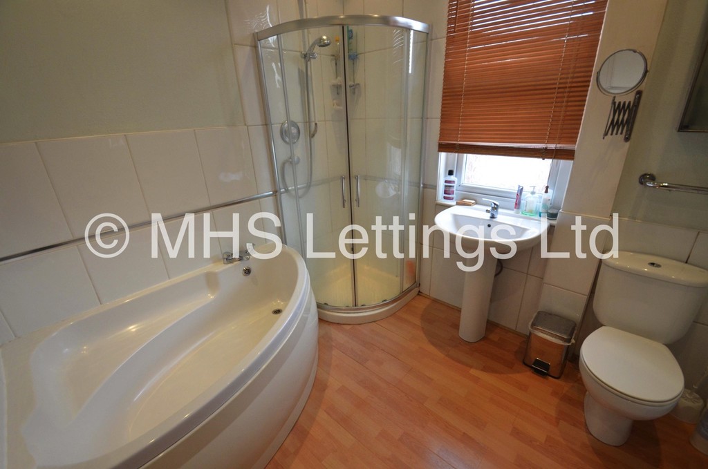 Photo of 3 Bedroom Mid Terraced House in 36 Beechwood Mount, Leeds, LS4 2NQ