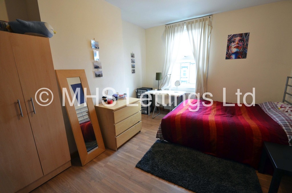 Photo of 3 Bedroom Mid Terraced House in 36 Beechwood Mount, Leeds, LS4 2NQ