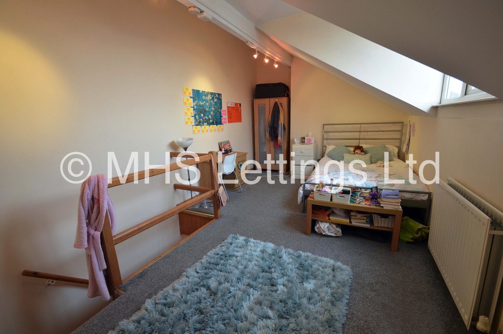 Photo of 3 Bedroom Mid Terraced House in 36 Beechwood Mount, Leeds, LS4 2NQ