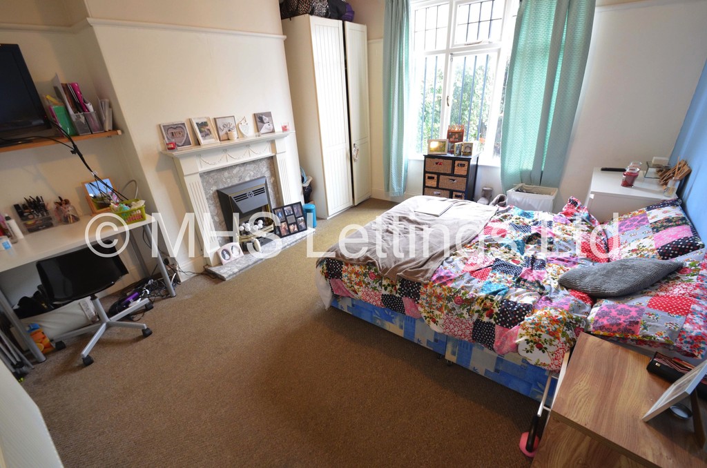 Photo of 4 Bedroom Semi-Detached House in 7 Headingley Crescent, Leeds, LS6 3EH