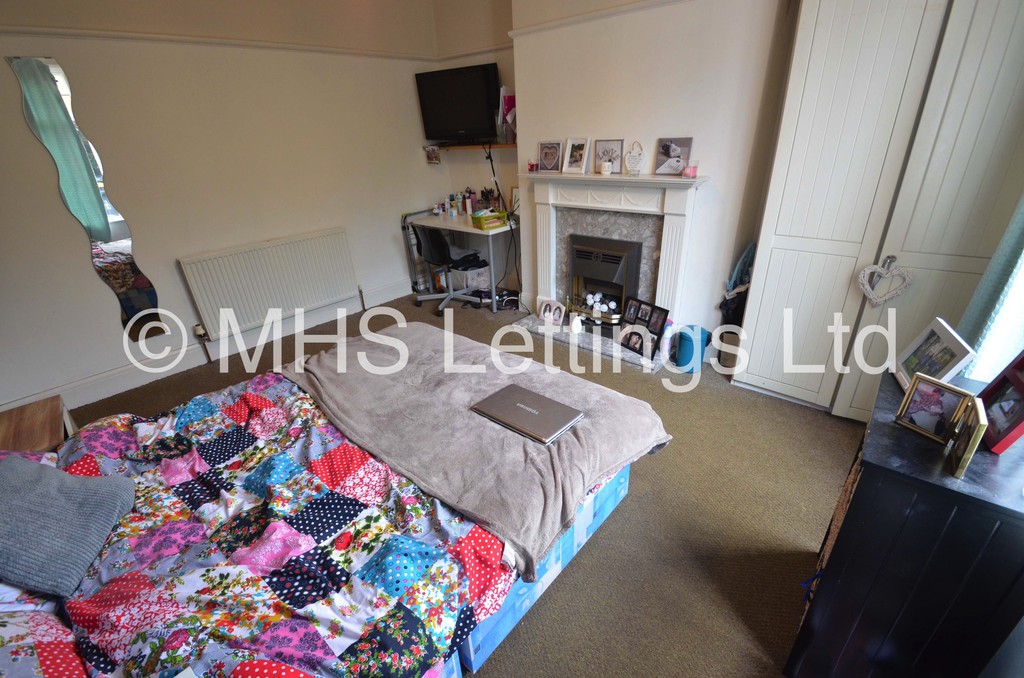 Photo of 4 Bedroom Semi-Detached House in 7 Headingley Crescent, Leeds, LS6 3EH
