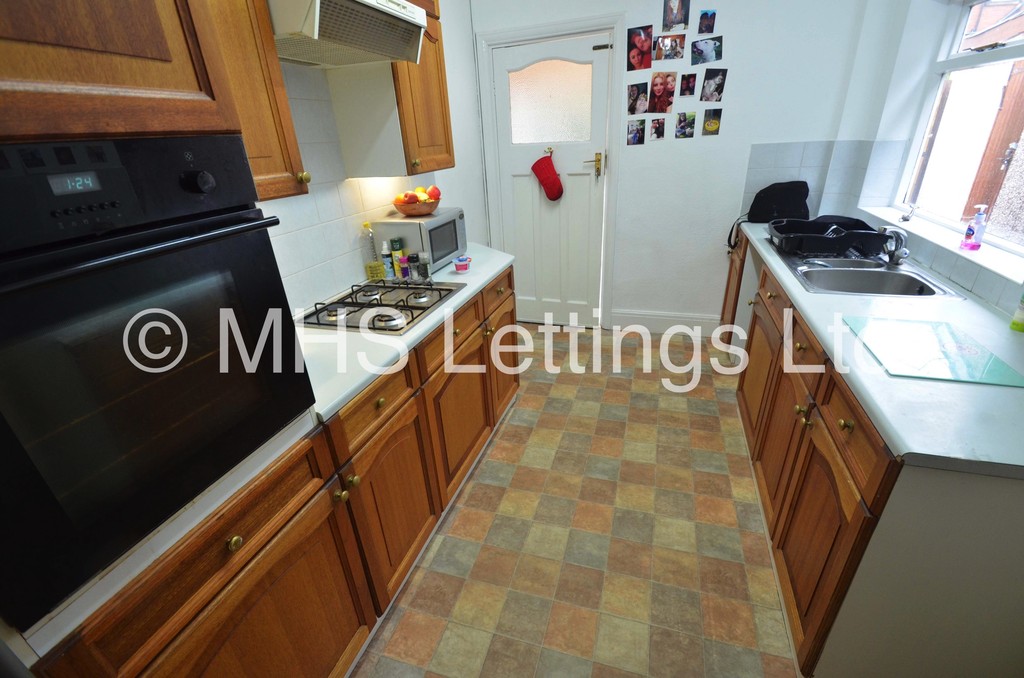 Photo of 4 Bedroom Semi-Detached House in 7 Headingley Crescent, Leeds, LS6 3EH