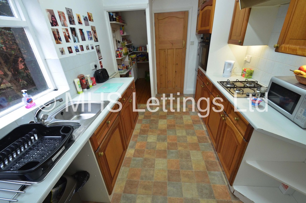 Photo of 4 Bedroom Semi-Detached House in 7 Headingley Crescent, Leeds, LS6 3EH