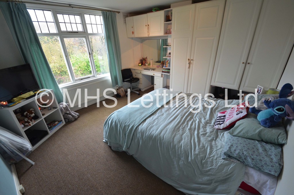 Photo of 4 Bedroom Semi-Detached House in 7 Headingley Crescent, Leeds, LS6 3EH