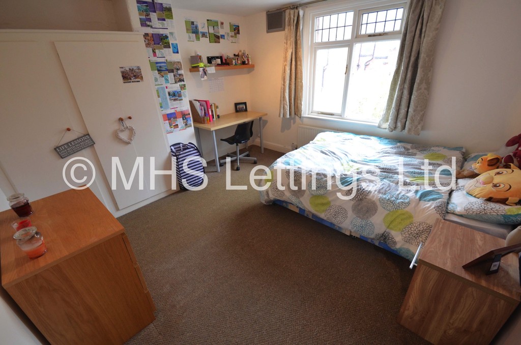 Photo of 4 Bedroom Semi-Detached House in 7 Headingley Crescent, Leeds, LS6 3EH