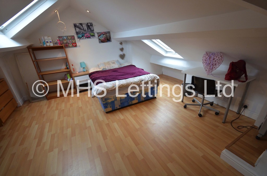 Photo of 4 Bedroom Semi-Detached House in 7 Headingley Crescent, Leeds, LS6 3EH
