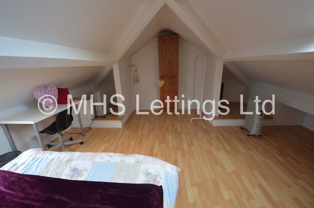 Photo of 4 Bedroom Semi-Detached House in 7 Headingley Crescent, Leeds, LS6 3EH