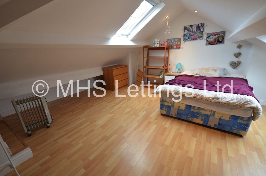 Photo of 4 Bedroom Semi-Detached House in 7 Headingley Crescent, Leeds, LS6 3EH