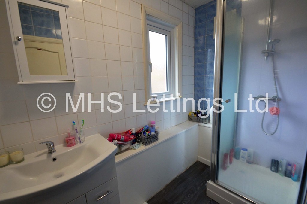 Photo of 4 Bedroom Semi-Detached House in 7 Headingley Crescent, Leeds, LS6 3EH
