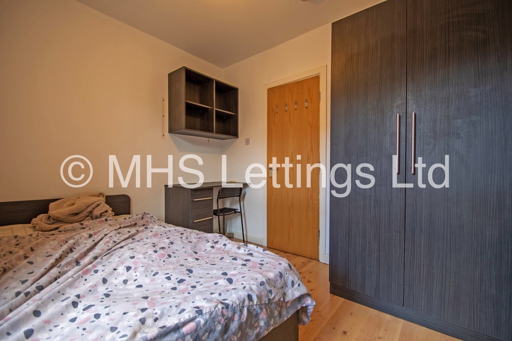 Photo of 4 Bedroom Mid Terraced House in 15 Harold Terrace, Leeds, LS6 1PG