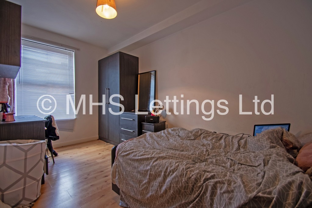 Photo of 4 Bedroom Mid Terraced House in 15 Harold Terrace, Leeds, LS6 1PG