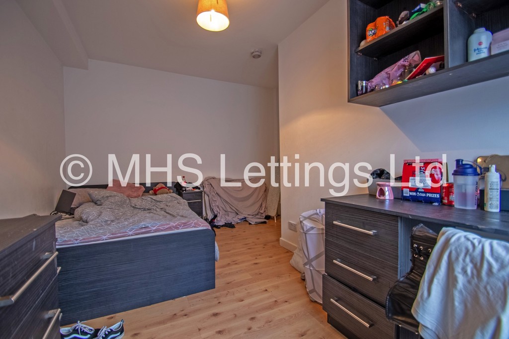 Photo of 4 Bedroom Mid Terraced House in 15 Harold Terrace, Leeds, LS6 1PG