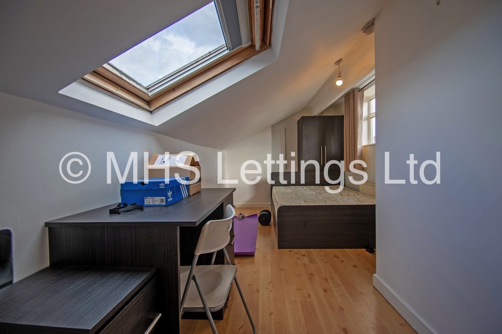 Photo of 4 Bedroom Mid Terraced House in 15 Harold Terrace, Leeds, LS6 1PG