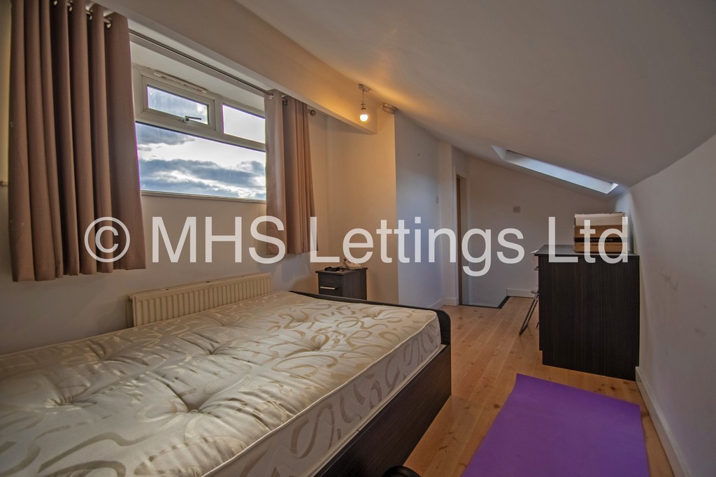 Photo of 4 Bedroom Mid Terraced House in 15 Harold Terrace, Leeds, LS6 1PG