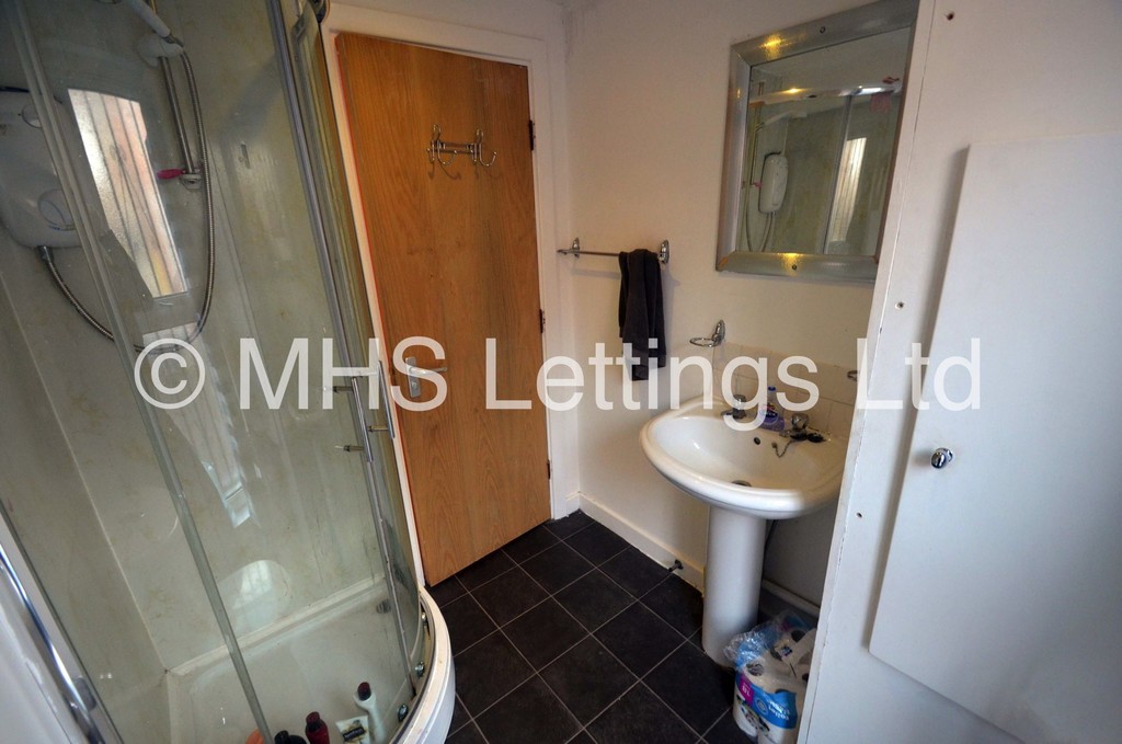 Photo of 4 Bedroom Mid Terraced House in 15 Harold Terrace, Leeds, LS6 1PG