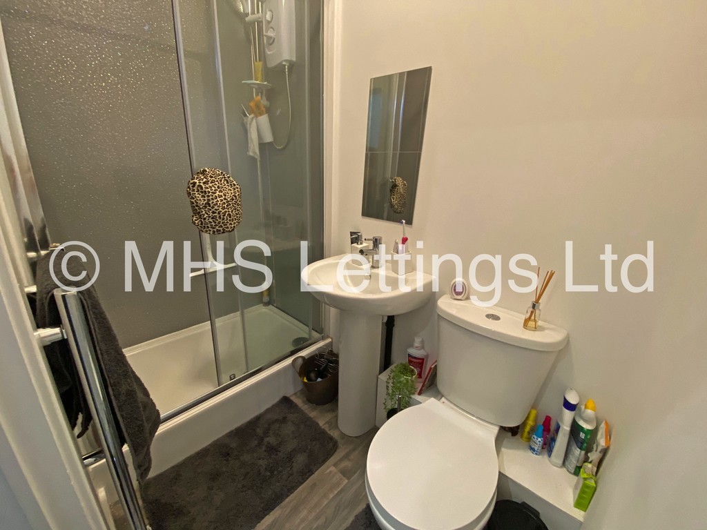 Photo of 3 Bedroom Apartment in Flat 1, 24 Kensington Terrace, Leeds, LS6 1BE