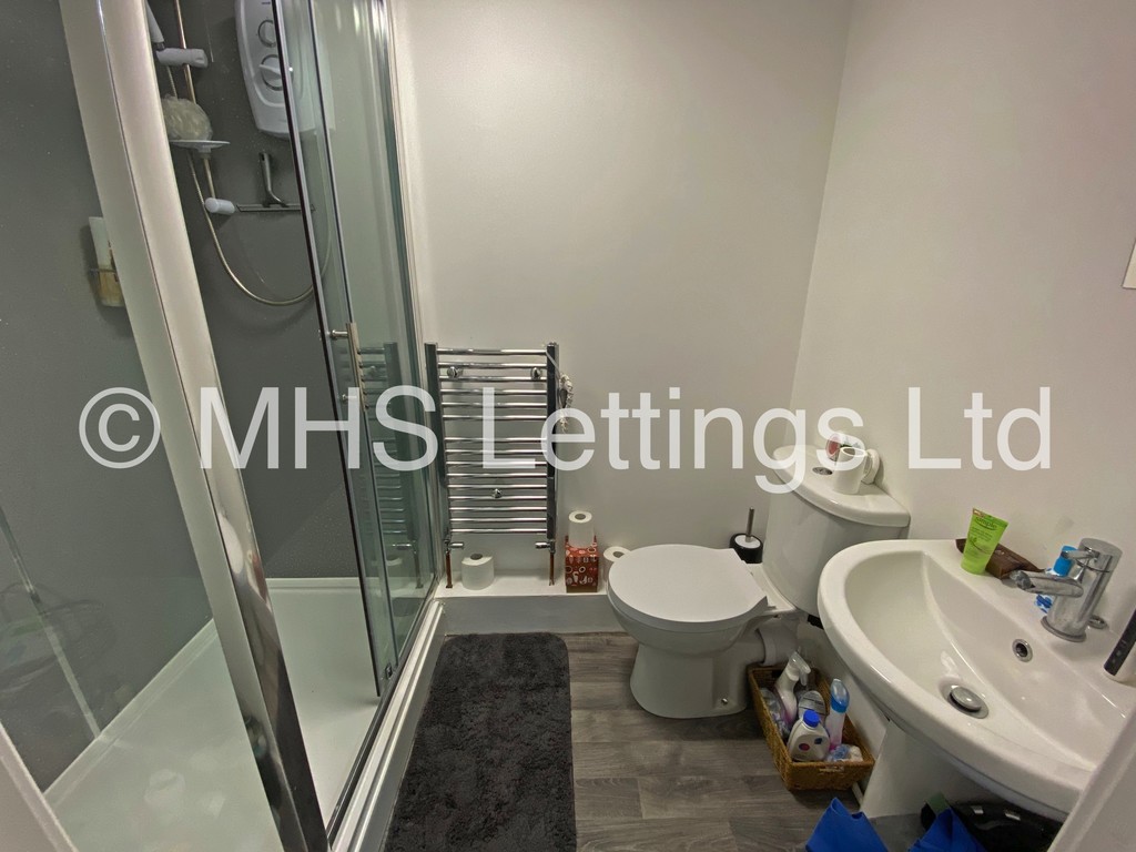 Photo of 3 Bedroom Apartment in Flat 1, 24 Kensington Terrace, Leeds, LS6 1BE