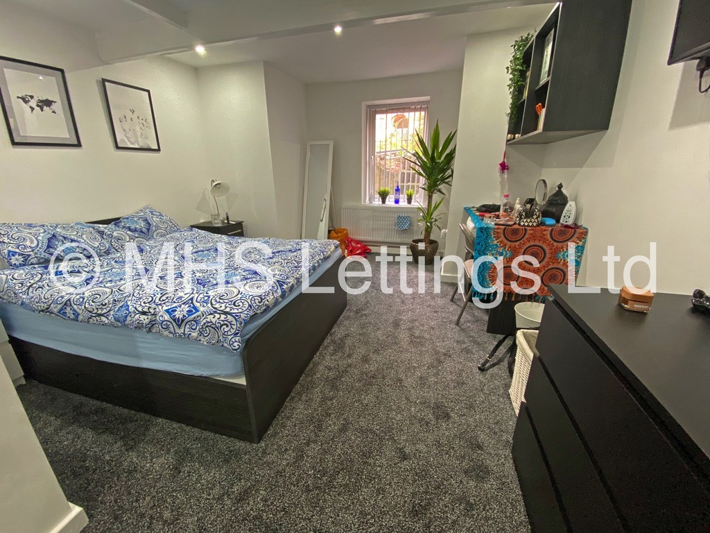 Photo of 3 Bedroom Apartment in Flat 1, 24 Kensington Terrace, Leeds, LS6 1BE
