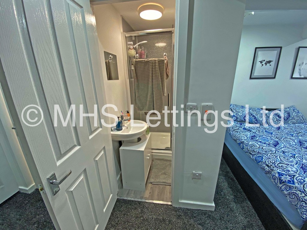 Photo of 3 Bedroom Apartment in Flat 1, 24 Kensington Terrace, Leeds, LS6 1BE