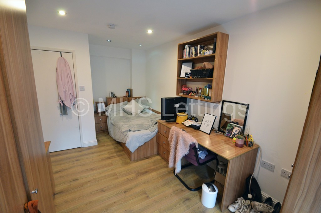 Photo of 3 Bedroom Flat in Flat B, 203 Belle Vue Road, Leeds, LS3 1HG