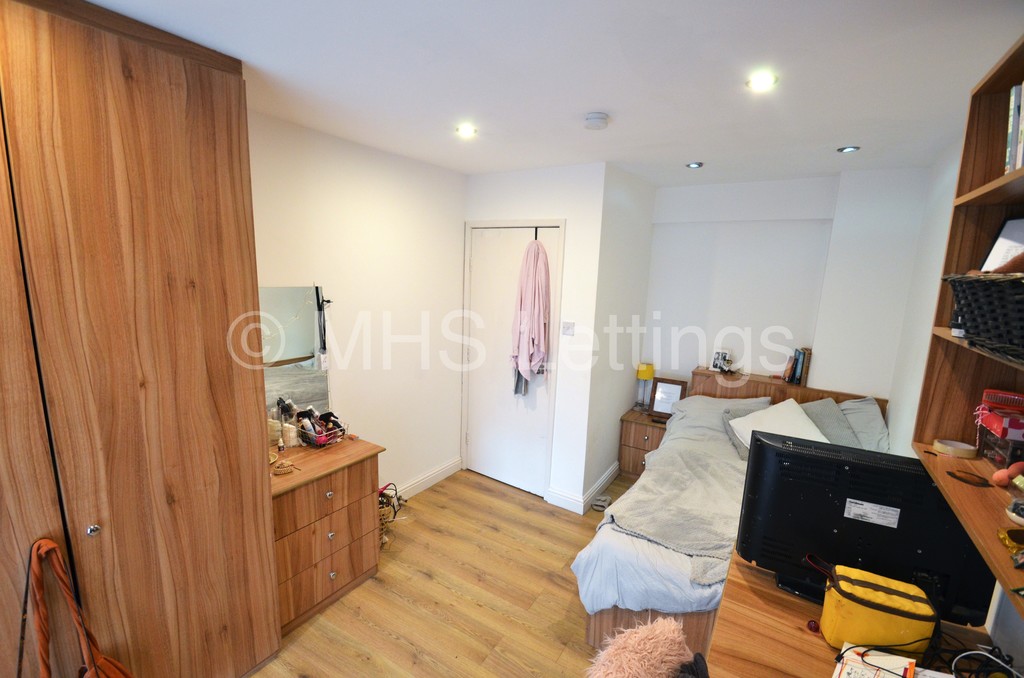Photo of 3 Bedroom Flat in Flat B, 203 Belle Vue Road, Leeds, LS3 1HG