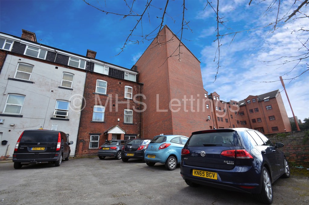 Photo of 3 Bedroom Flat in Flat B, 203 Belle Vue Road, Leeds, LS3 1HG