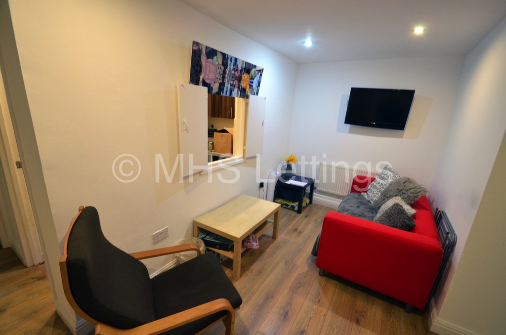 Photo of 3 Bedroom Flat in Flat B, 203 Belle Vue Road, Leeds, LS3 1HG