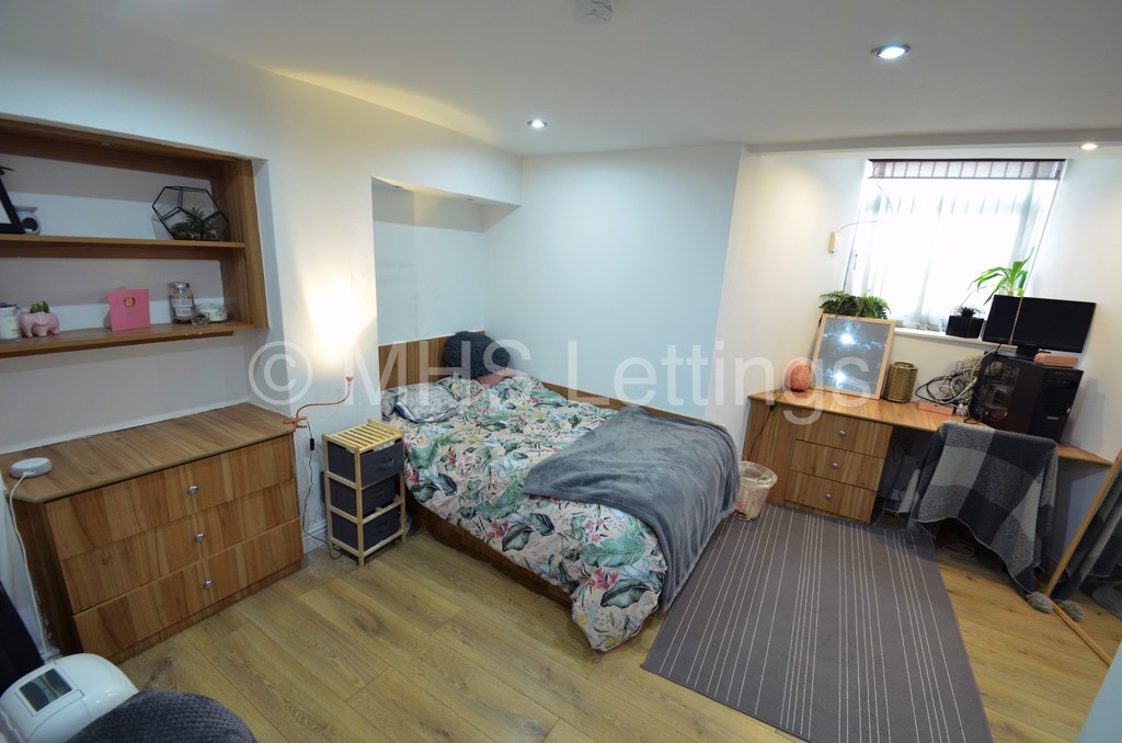 Photo of 3 Bedroom Flat in Flat B, 203 Belle Vue Road, Leeds, LS3 1HG