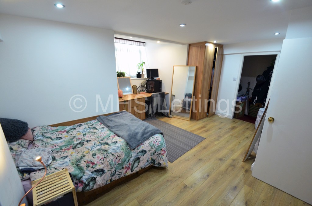 Photo of 3 Bedroom Flat in Flat B, 203 Belle Vue Road, Leeds, LS3 1HG