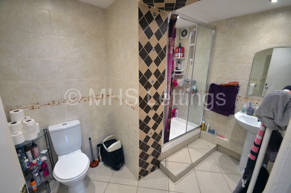 Photo of 3 Bedroom Flat in Flat B, 203 Belle Vue Road, Leeds, LS3 1HG