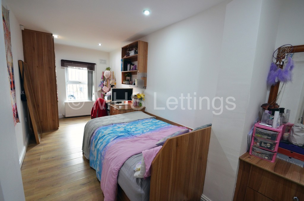 Photo of 3 Bedroom Flat in Flat B, 203 Belle Vue Road, Leeds, LS3 1HG