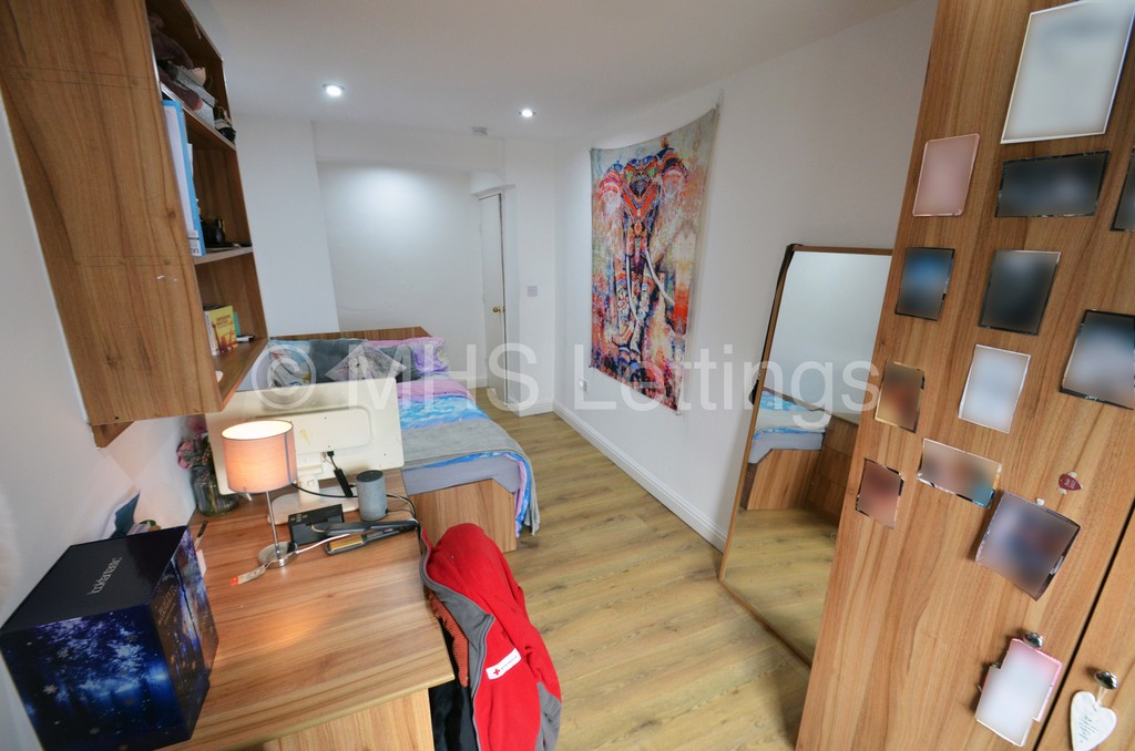 Photo of 3 Bedroom Flat in Flat B, 203 Belle Vue Road, Leeds, LS3 1HG
