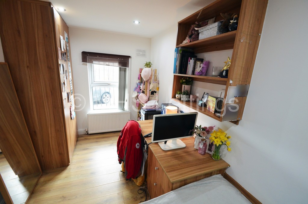 Photo of 3 Bedroom Flat in Flat B, 203 Belle Vue Road, Leeds, LS3 1HG