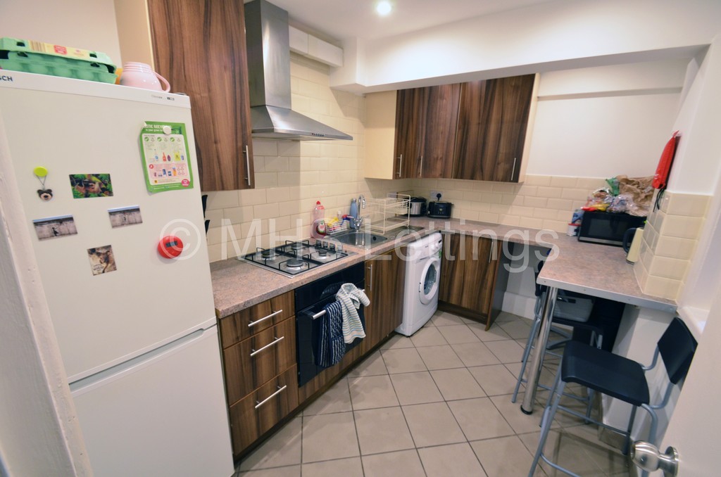 Photo of 3 Bedroom Flat in Flat B, 203 Belle Vue Road, Leeds, LS3 1HG