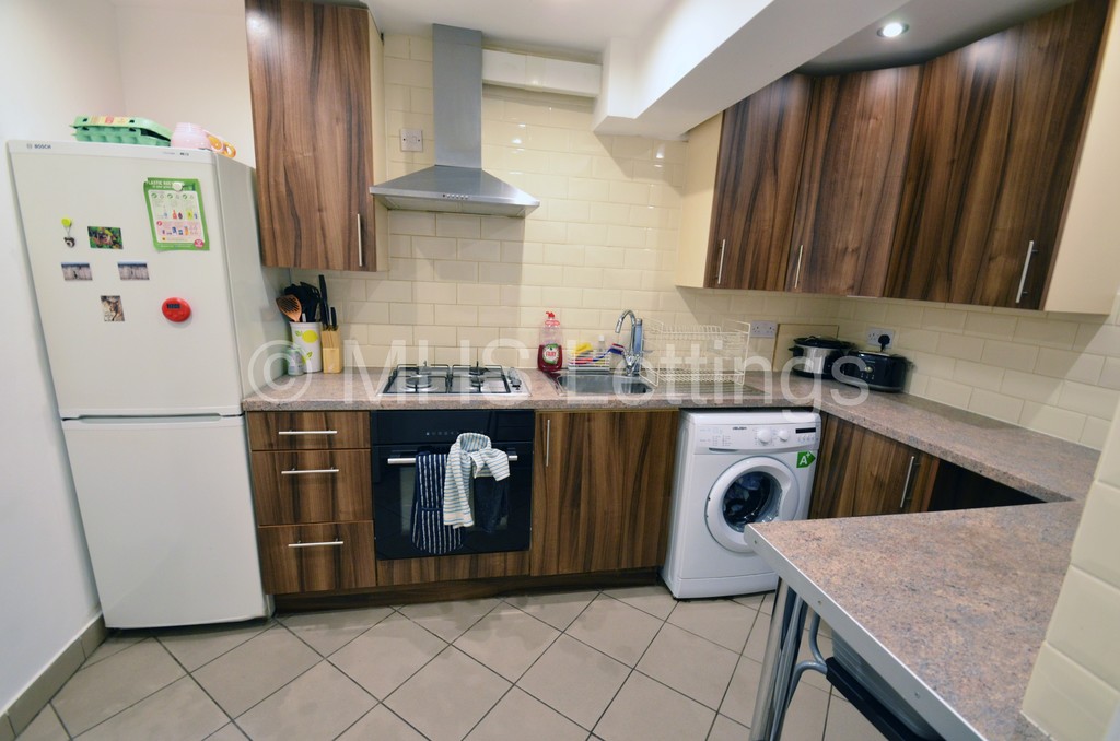 Photo of 3 Bedroom Flat in Flat B, 203 Belle Vue Road, Leeds, LS3 1HG