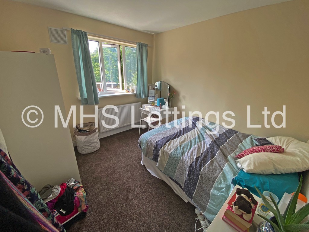 Photo of 2 Bedroom Mid Terraced House in 5 Park View Grove, Leeds, LS4 2LQ