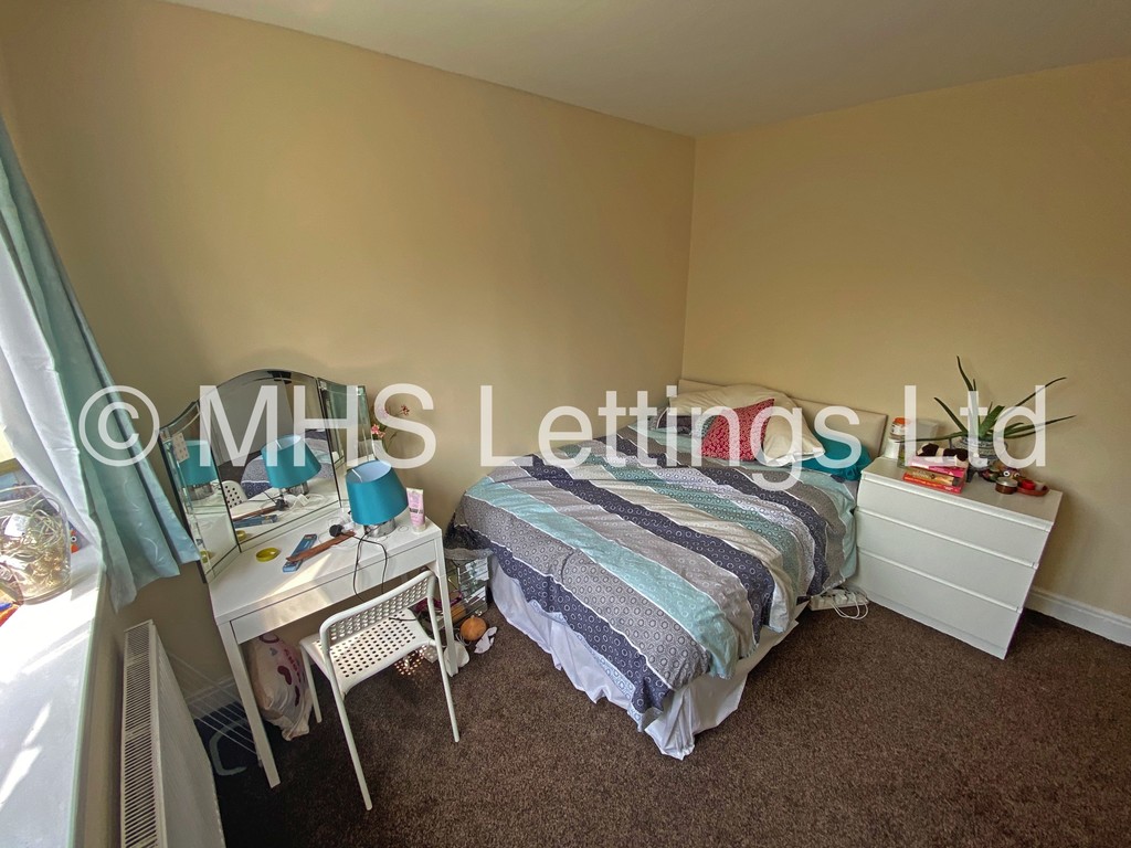 Photo of 2 Bedroom Mid Terraced House in 5 Park View Grove, Leeds, LS4 2LQ
